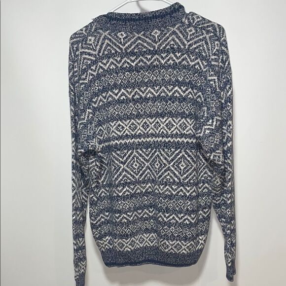 Men's Blue and White Patterned Sweater - Picture 5 of 10